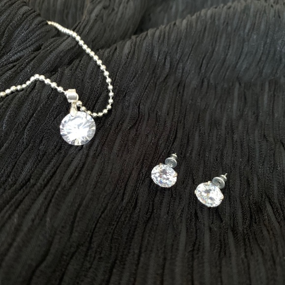 Stunning Necklace and Earrings set - Picture 3 of 4